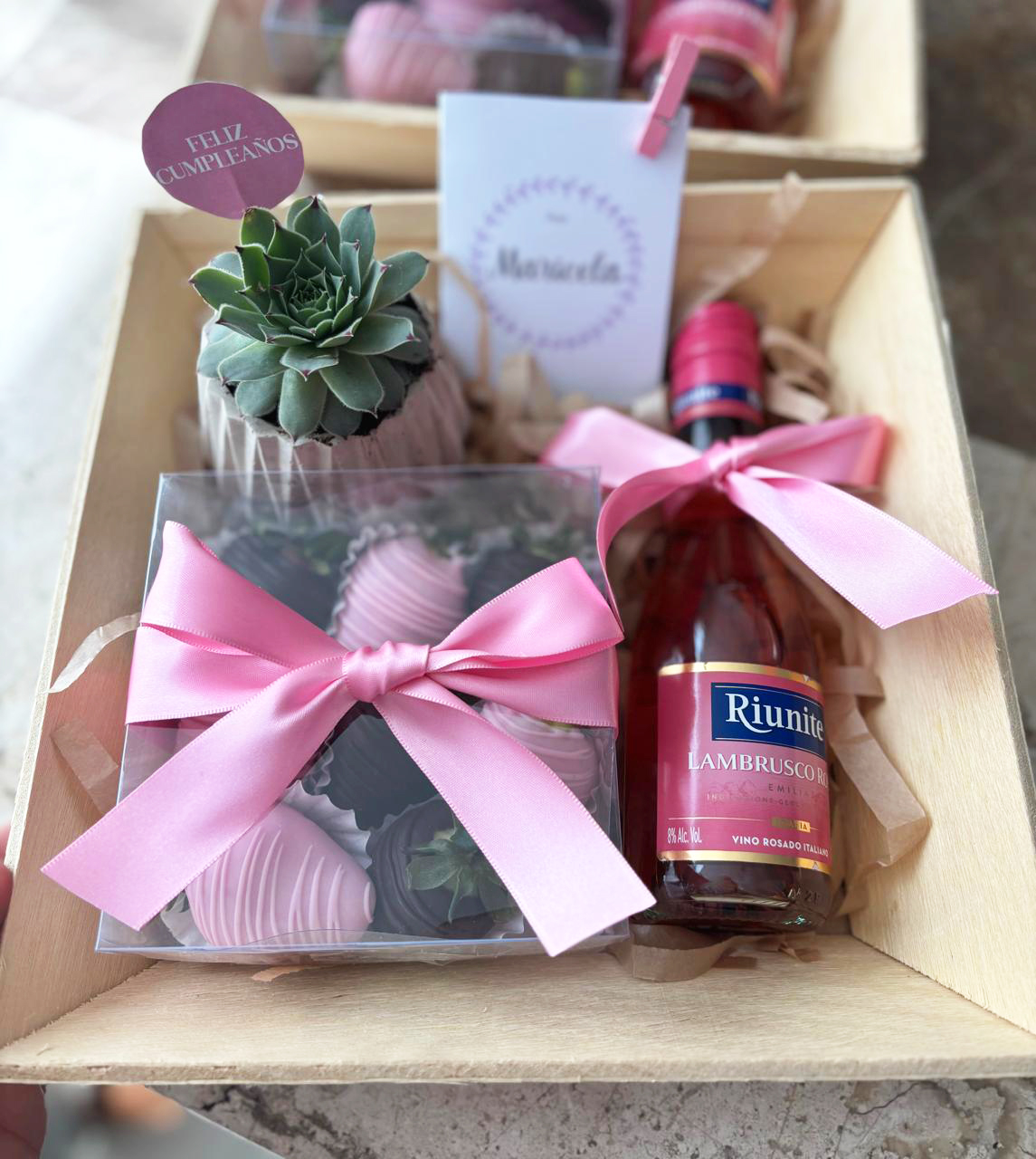 KIT BOTELLA Y FRESAS VINO TINTO - Imagen 3