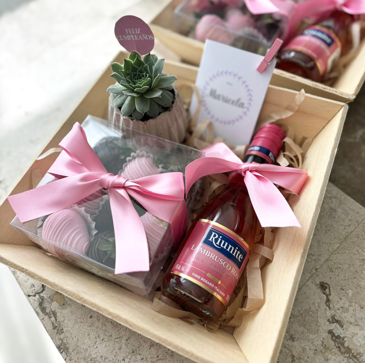 KIT BOTELLA Y FRESAS VINO TINTO