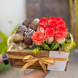 CAJA CUADRADA FRESAS Y ROSAS