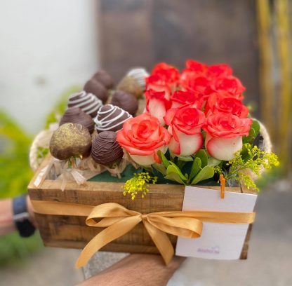 CAJA CUADRADA FRESAS Y ROSAS